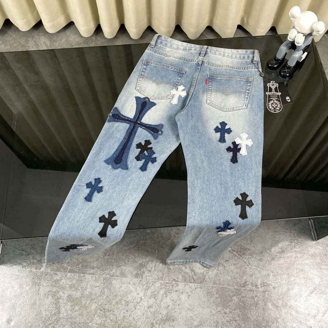 🅿️360 Ch rare co-branded top item Chrome hearts new Chrome hearts patchwork leather patch cross stitching micro-flare jeans Top-notch configuration, invincible details! ! Cleanfit has become very popular in the past two years, and Kroxin’s consistent style is particularly high-end! ! Imported Japanese woven fabric ready-made clothes, genuine leather Crocodile leather labels and waist cloth leather tags are sewn on. The overall process is very cumbersome. The buttons on the trousers fly, rivets, back pockets and metal decorative plates are all custom-made from molds. After they are finished, they are distressed to create a very effective effect. It has a vintage taste, and has been used by all kinds of big-name European and American celebrities. Kenijima’s cleanfit style has become popular all over the world~ Top-grade hardware, pay attention to my detailed photos, the buttons are all detachable, and they are made of 925 engraved silver! ! Match as you like, suitable for both men and women ✔️✔️ Color: Blue Size: S M L XL